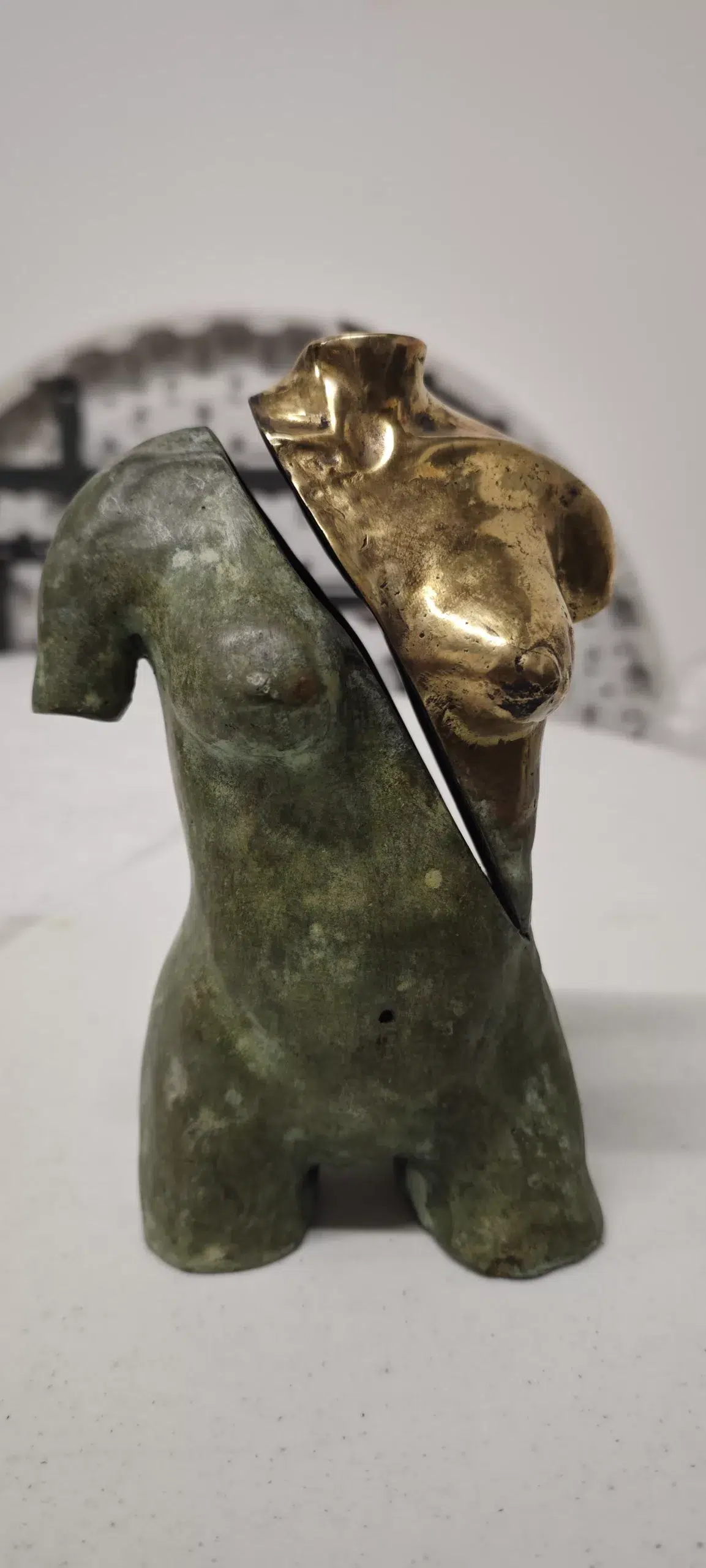 Entrevue sculpture en bronze avec patine et polissage. sculpture en bronze Pascal Cléry sculpture.