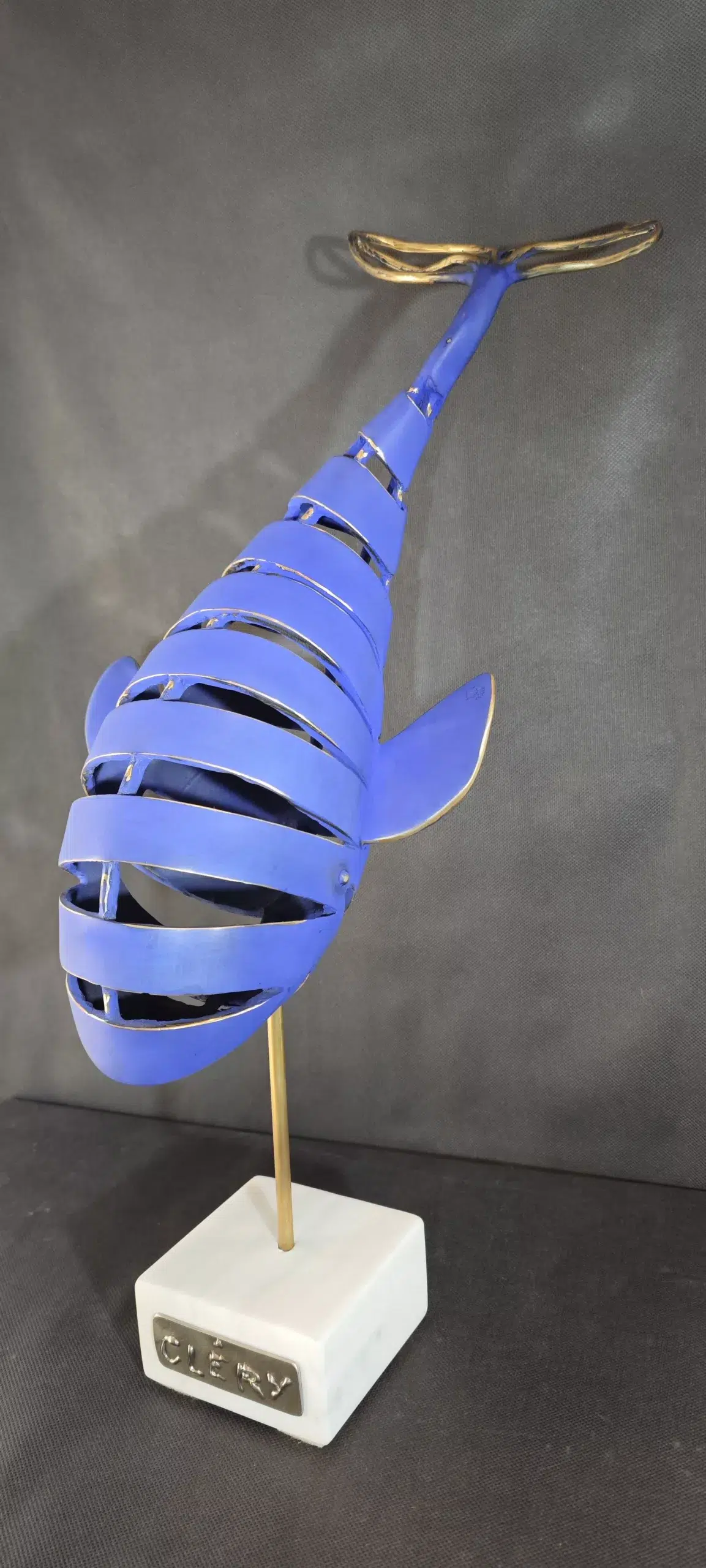 Phalaïna bronze patiné bleu Klein et or. sculpture en bronze Pascal Cléry sculpture.